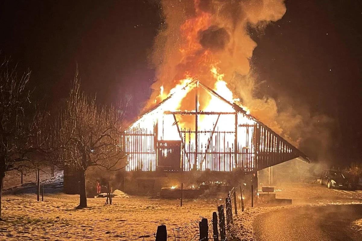 Vollbrand in Wünnewil FR -  Bauernhaus wird komplett zerstört - eine Frau springt vom Dach