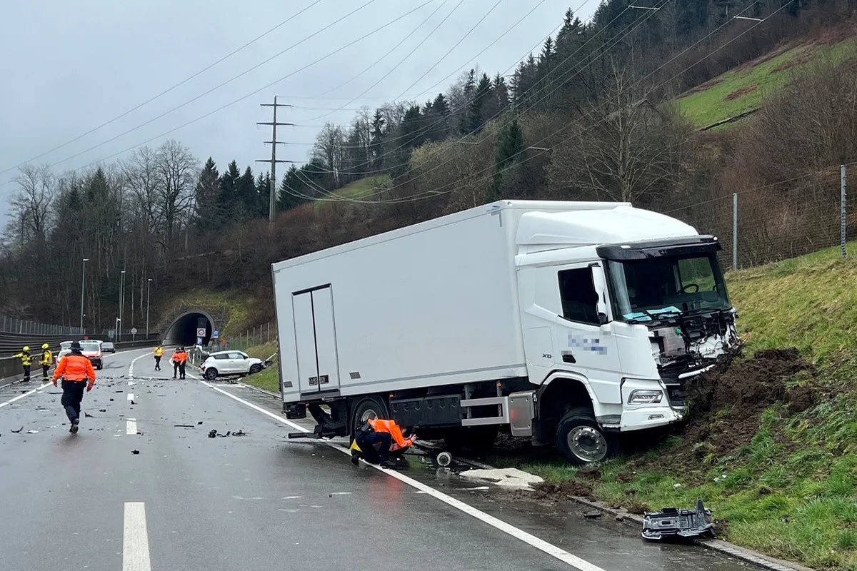 Wattwil SG - Autofahrerin (43) stirbt bei Frontalkollision mit einem Lastwagen