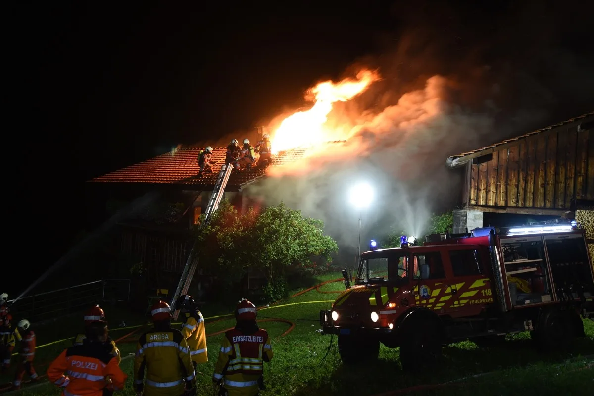 Langwies GR - Blitzeinschlag löst Brand aus