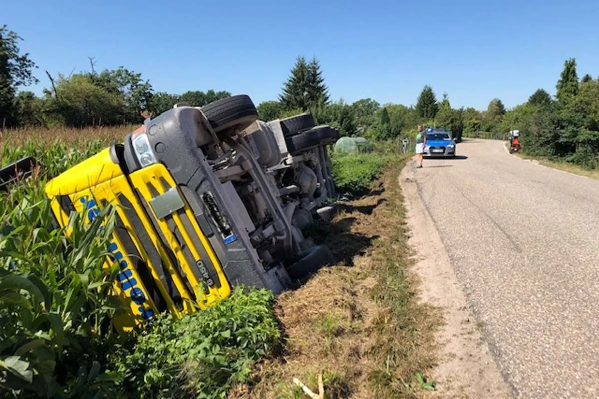 Hagenbach - Sattelzug umgekippt