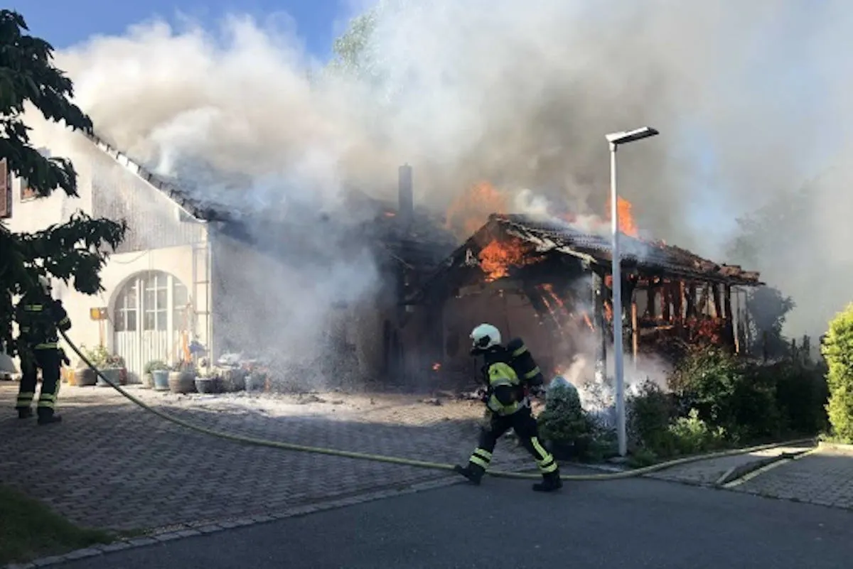 Salvenach FR – Gasbrenner setzt Villa in Brand