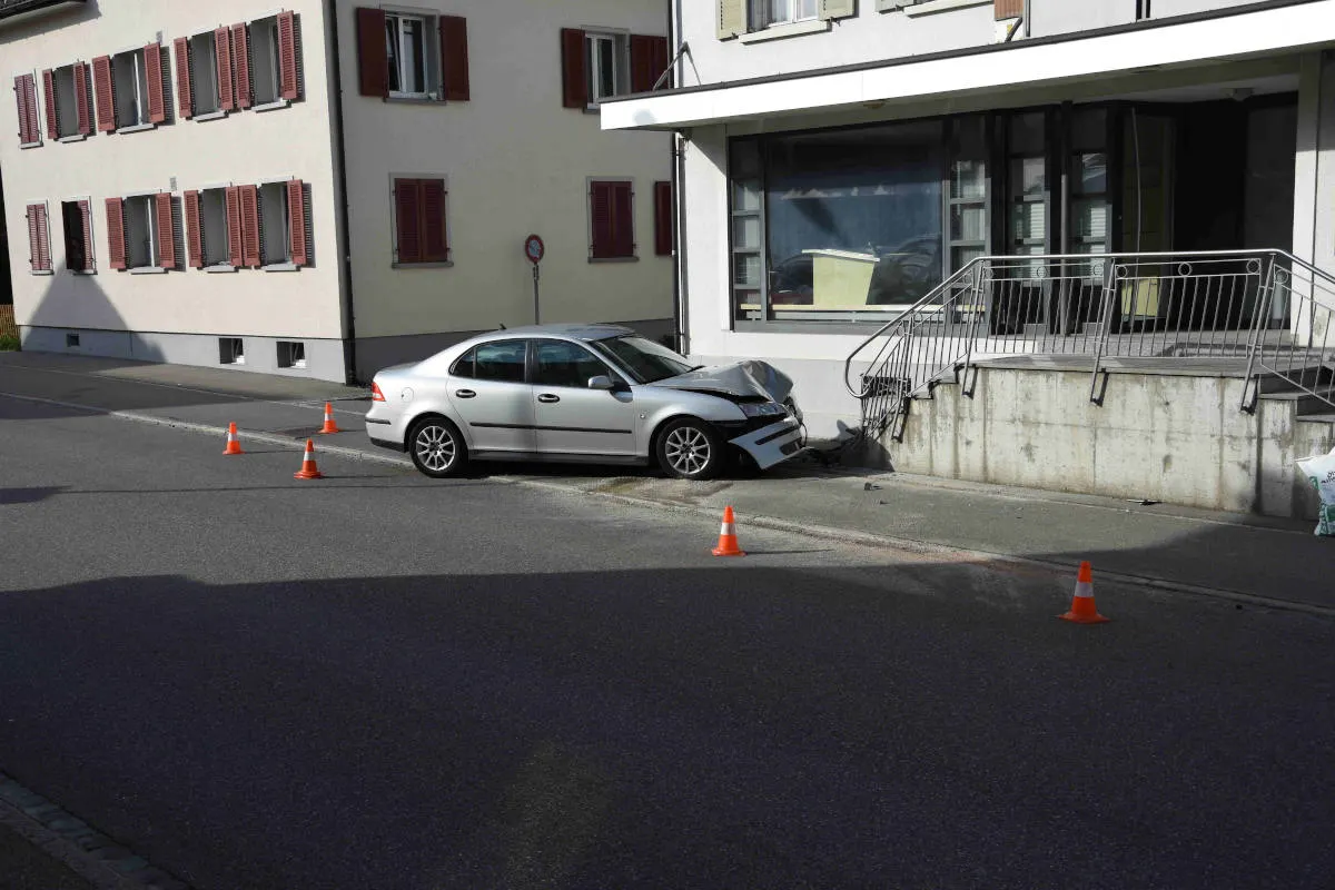 Ebnat-Kappel SG – Mit Auto gegen Treppe gefahren