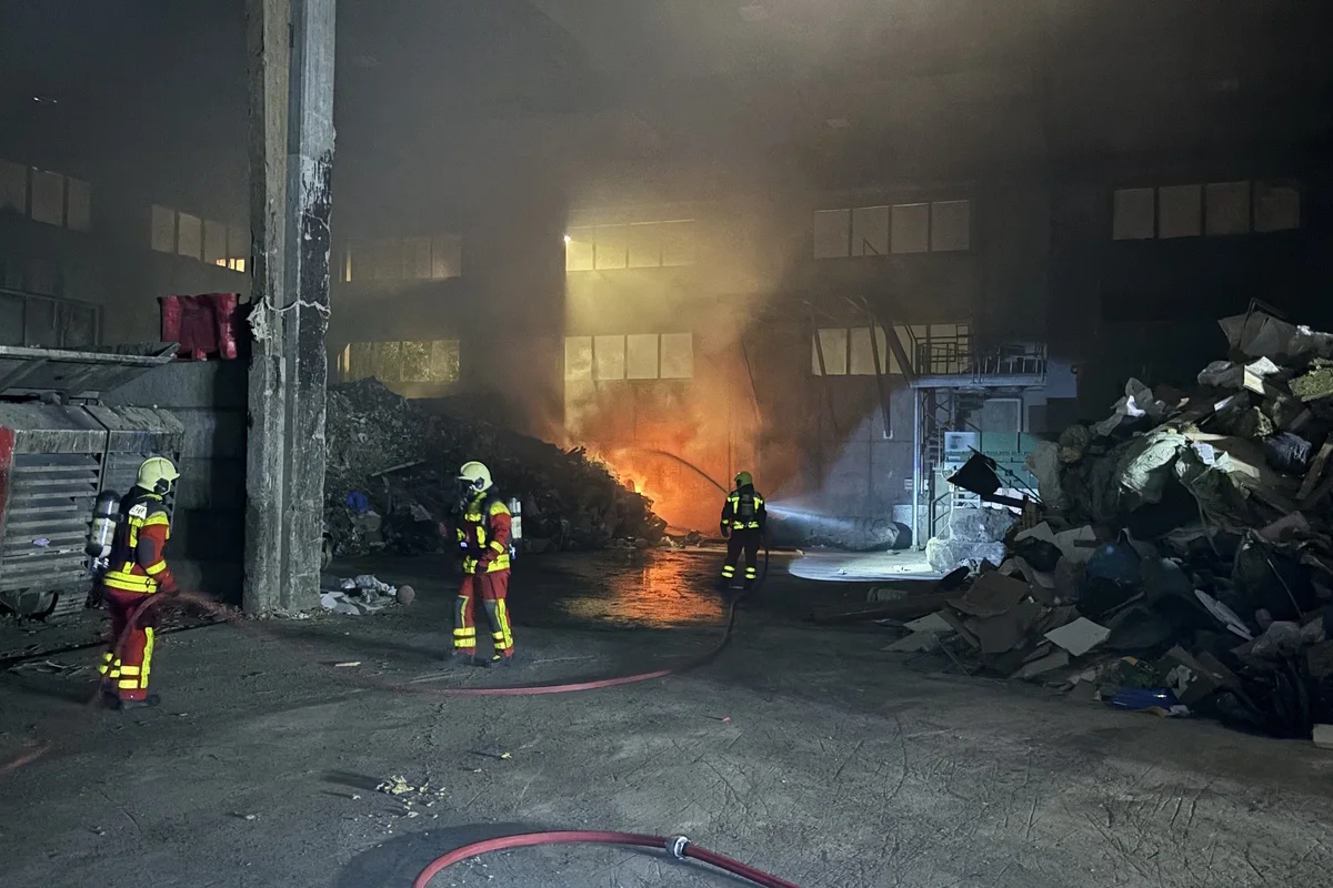 Buchs SG - Abfallhaufen in Brand geraten