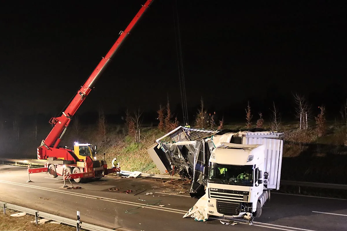 Gangelt - LKW auf B56n umgekippt