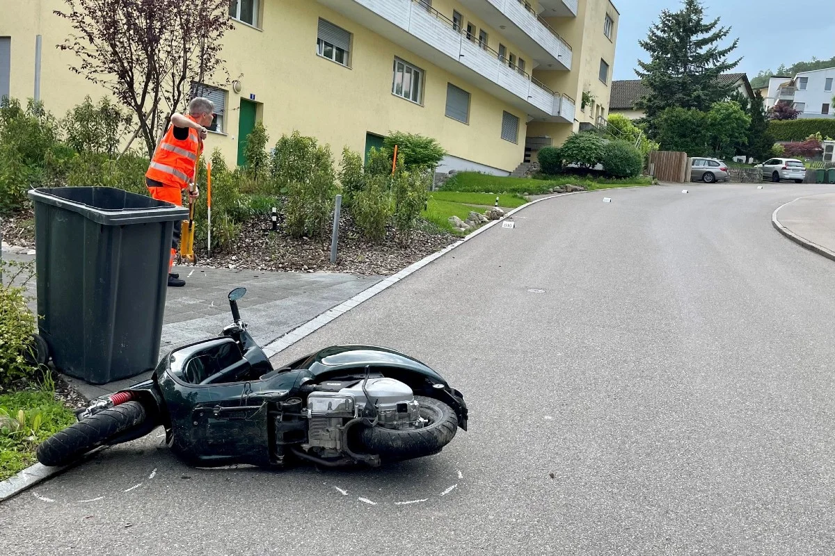  Geroldswil ZH - 13-Jähriger nach Unfall mit einem 125-er Roller verletzt