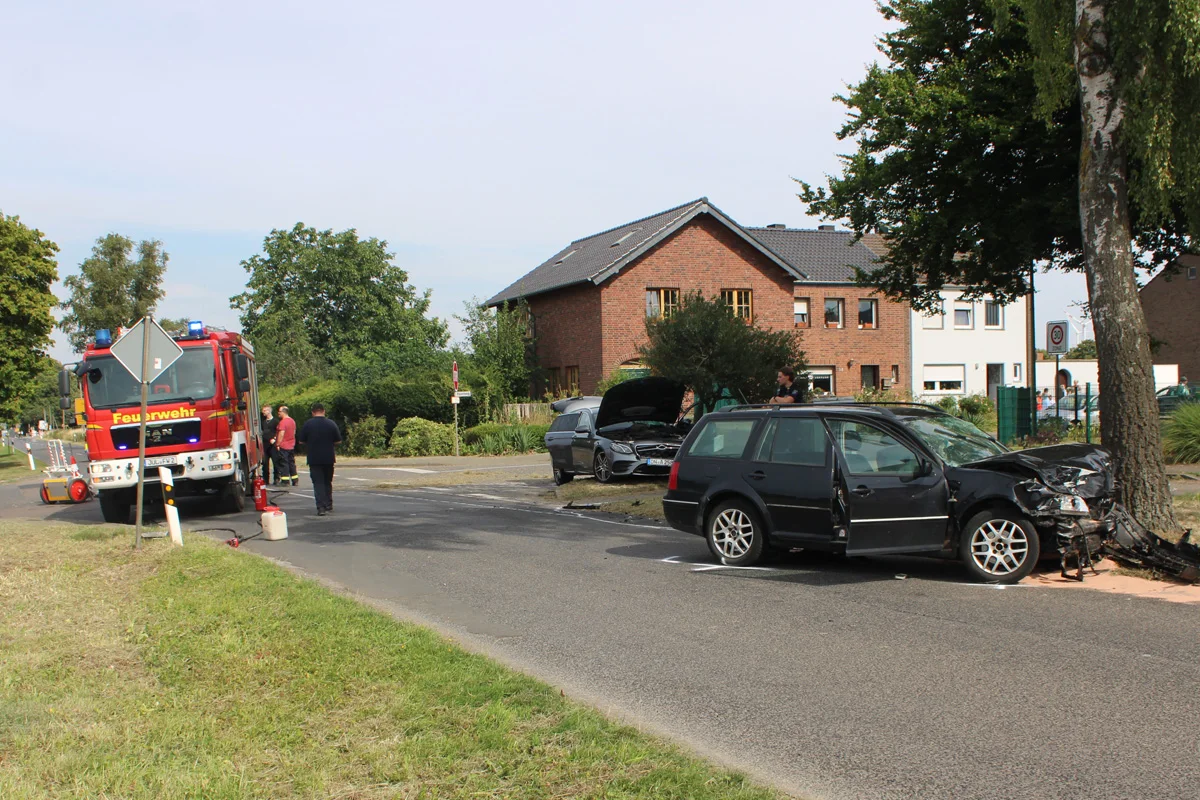 Titz NW – Schwerer Unfall auf Kreuzung nach Vorfahrtsverstoß