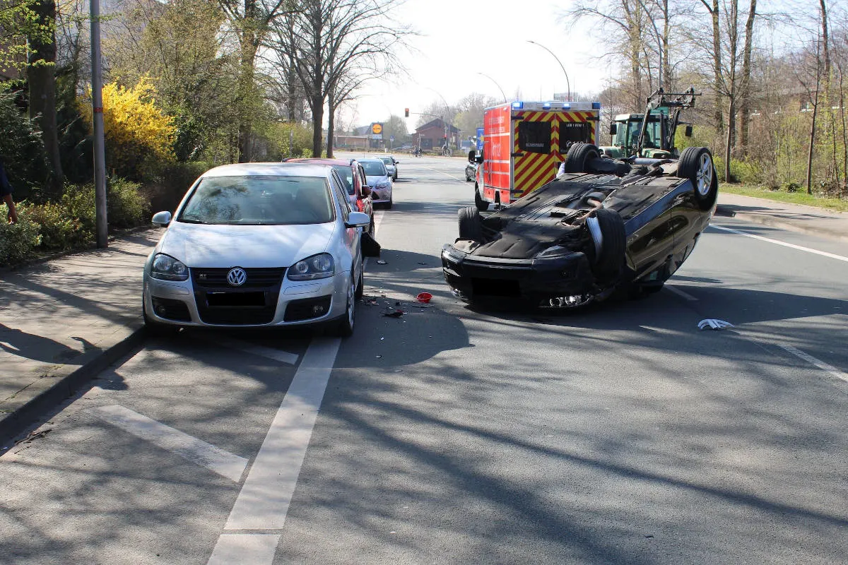 Lübbecke – Auto landet auf dem Dach