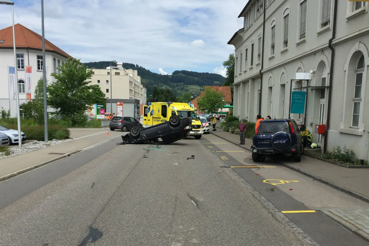 Wattwil SG - Auto landet auf dem Dach