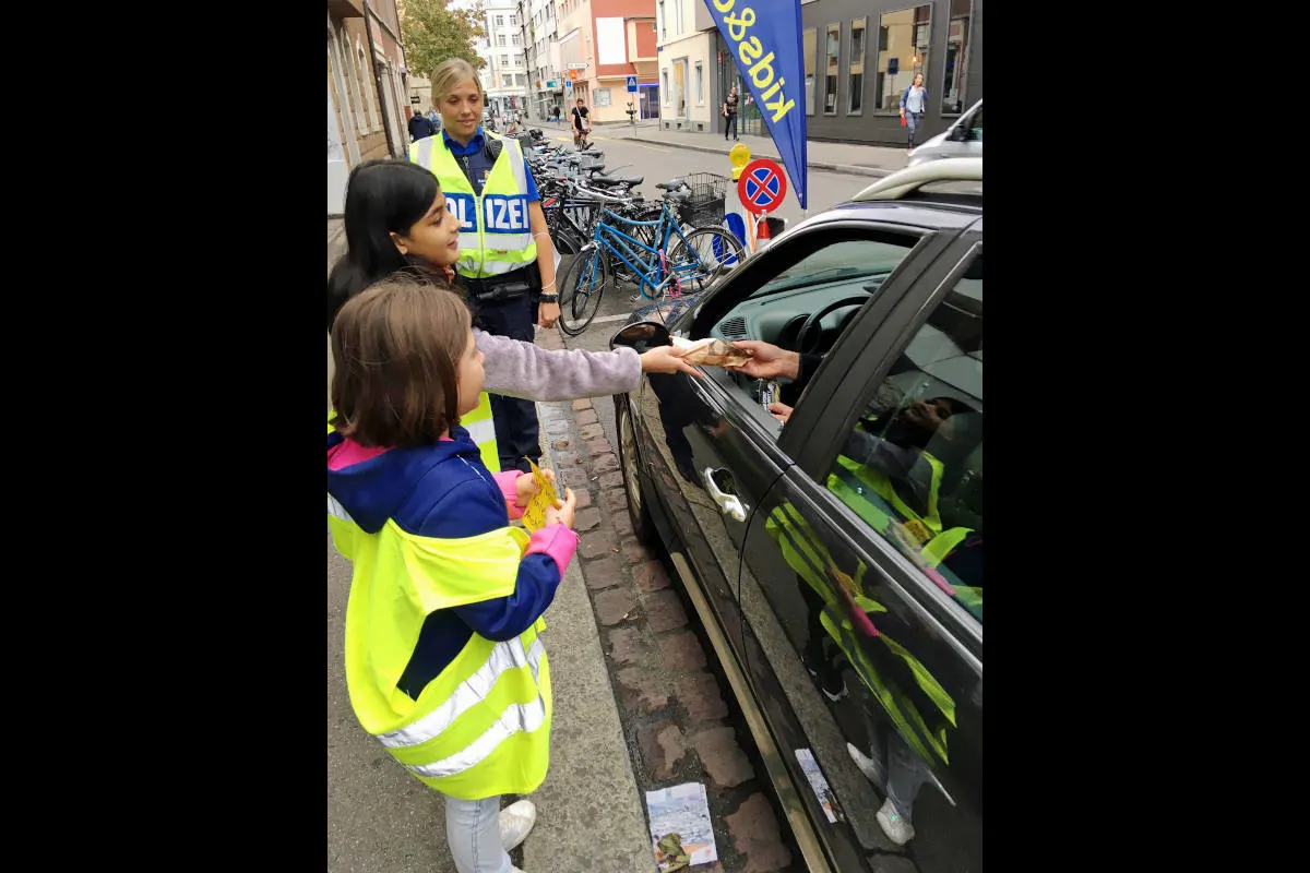Kontrollen Kanton Basel-Stadt – Aktion «Kids & Cops» – Schulkinder erinnern an das Gebot «Rad steht, Kind geht»