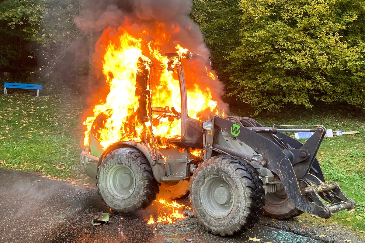 Mollis GL - Pneulader in Brand geraten