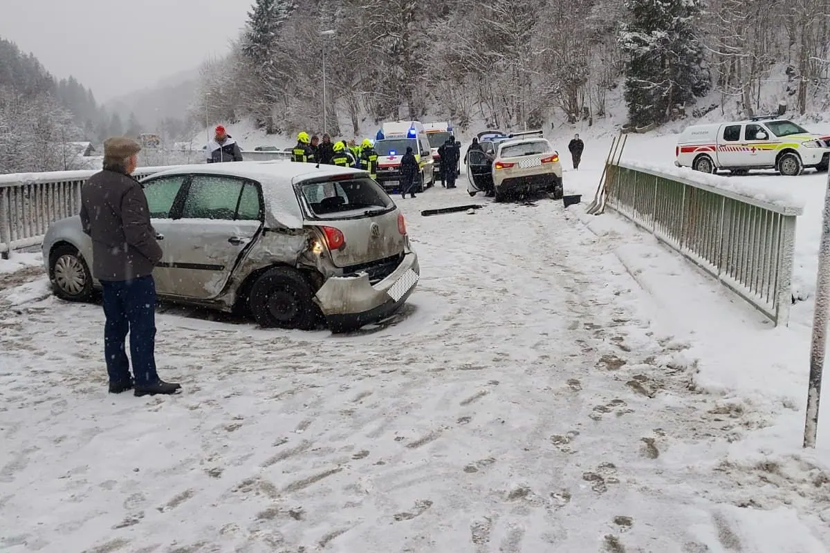 Silbertal – Fünf Verletzte bei Unfall auf schneebedeckter Fahrbahn