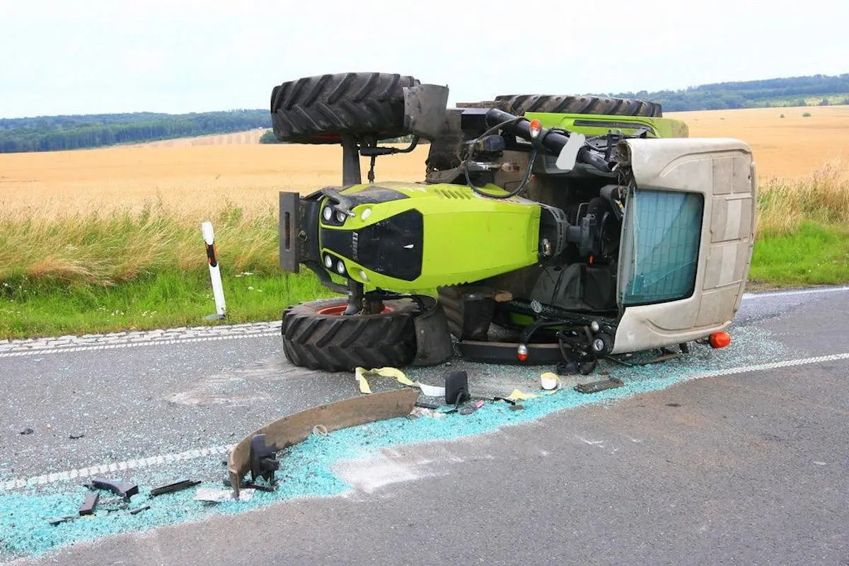 Allmenhausen – Traktor zur Seite gekippt, Fahrer verletzt
