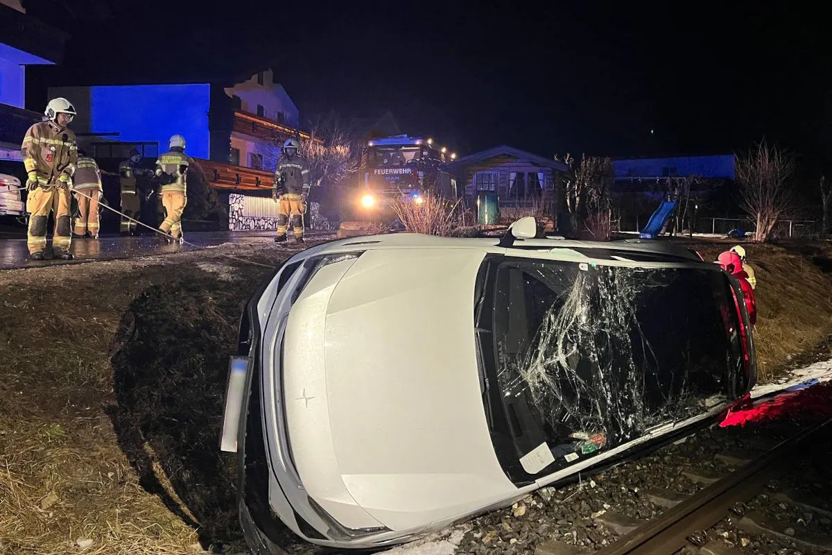 Schladming – Pkw landet nach Unfall auf Bahngleisen