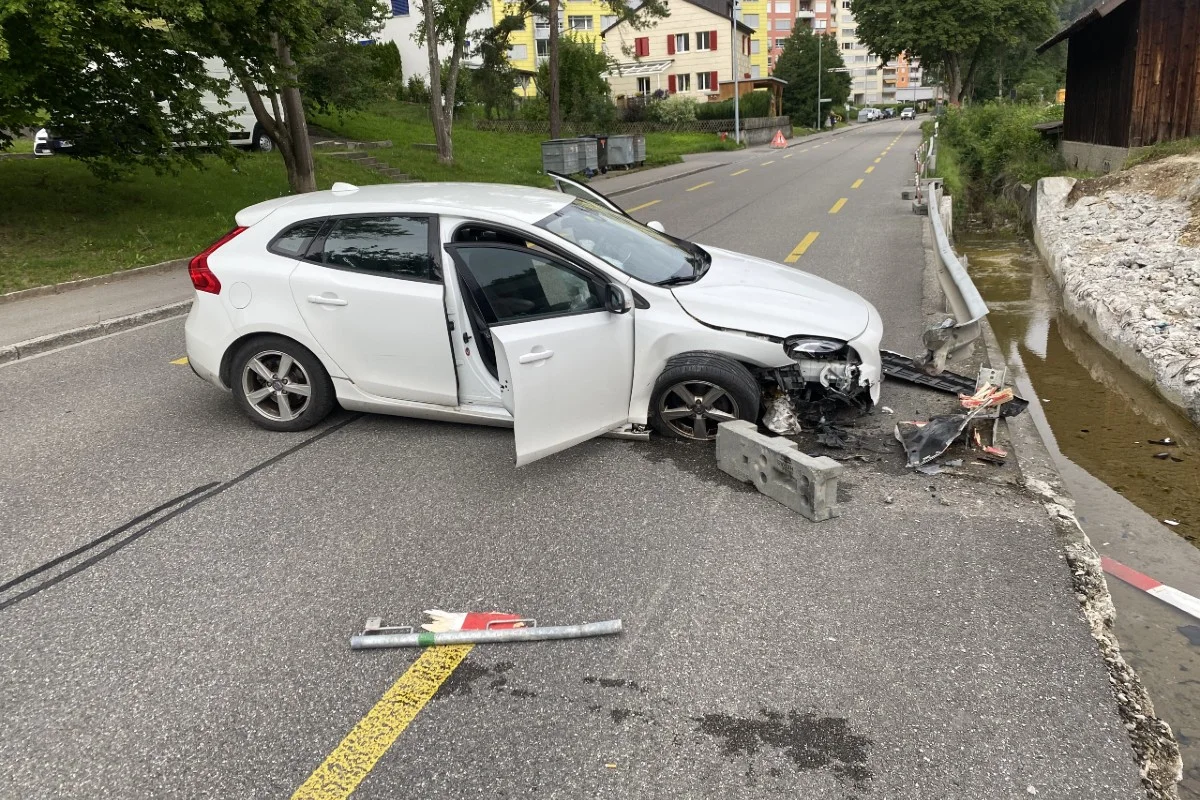Stadt Schaffhausen - Unfallfahrer durch Airbags im Gesicht leicht verletzt
