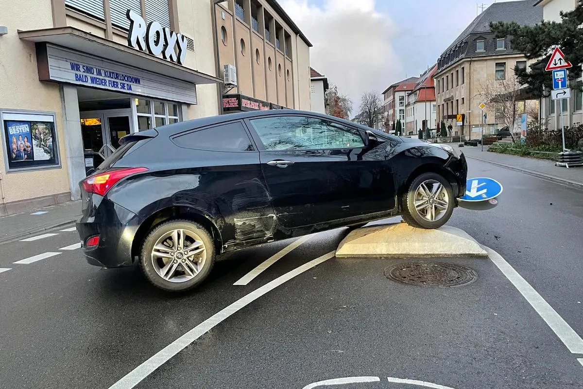 Neustadt/Weinstraße – PKW auf Verkehrsinsel "geparkt"