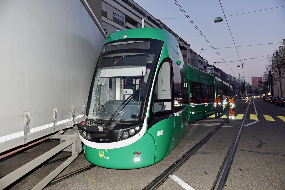 Kollision zwischen Sattelmotorfahrzeug und Tram