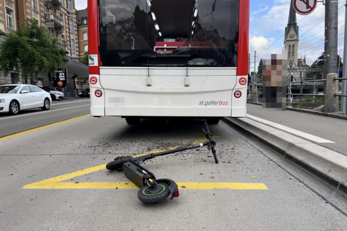 St.Gallen - E-Scooter-Fahrerin prallt gegen Bus