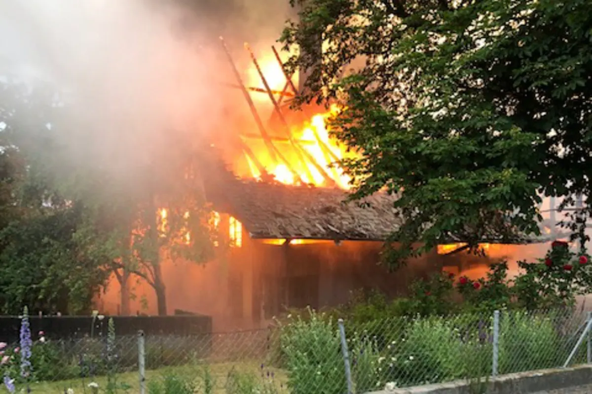 Urtenen-Schönbühl BE  - Bauernhaus durch Brand komplett zerstört – zwei Jugendliche angehalten!