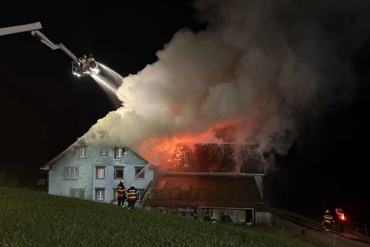 Hofen SG – Holzschopf und Wohnhaus in Brand