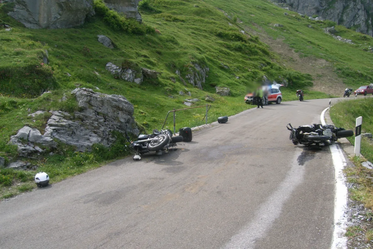 Spiringen UR - Zwei Motorräder streifen sich