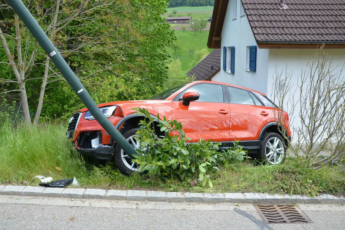 Rickenbach BL - Fahrzeuglenker verursacht Selbstunfall