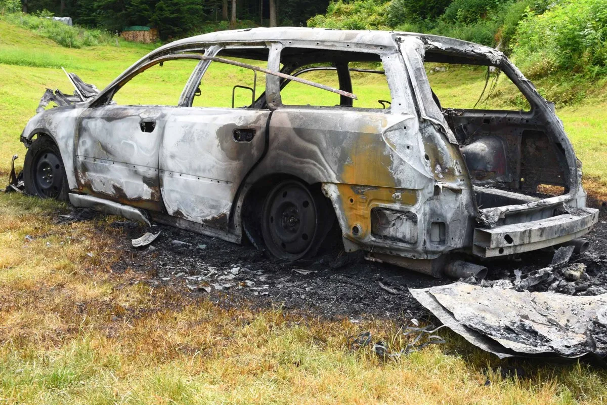 Fahrzeugbrand in Emmetten NW – Kleinkind und Vater verletzt