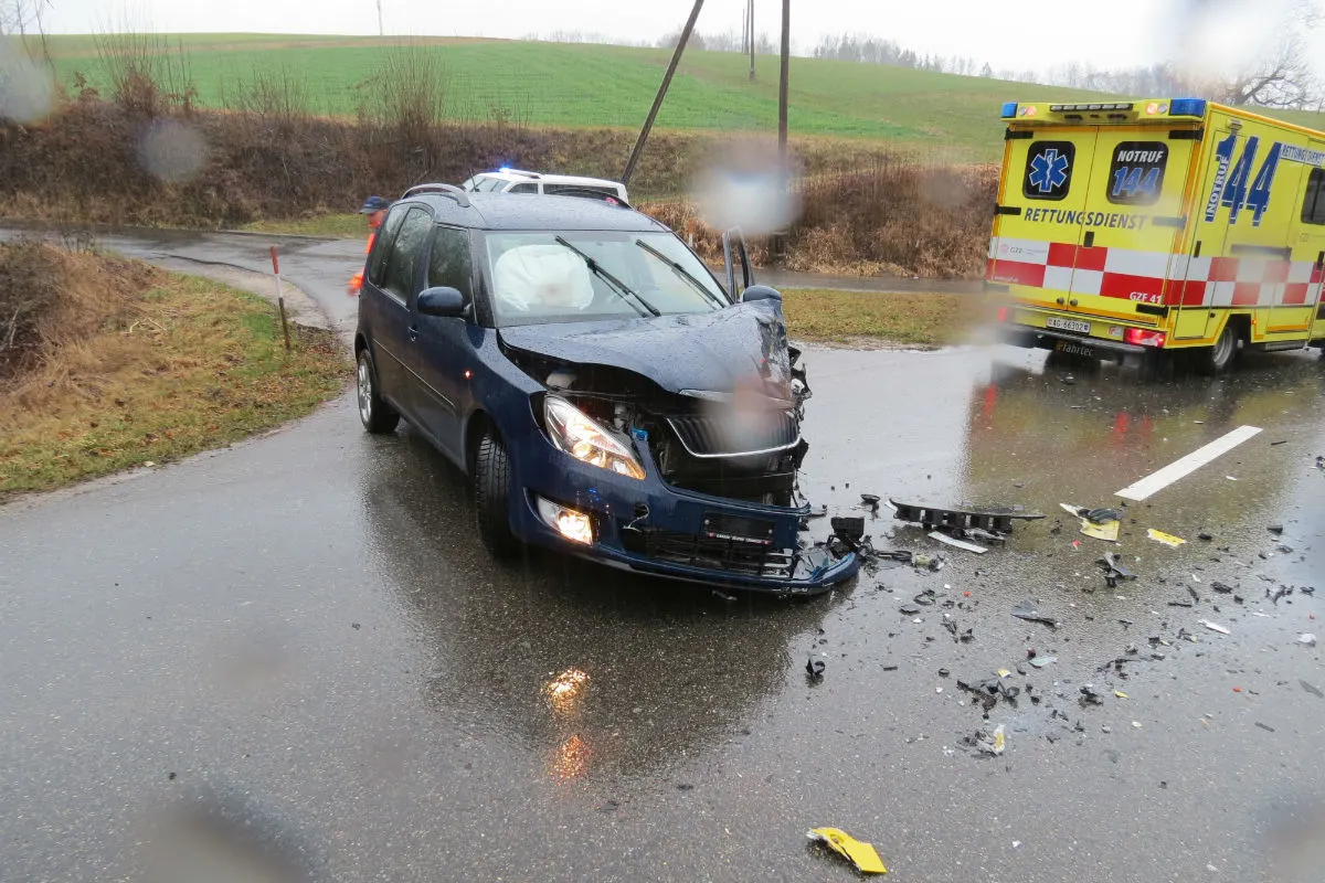 Kaisten AG - Auto stösst mit Postauto zusammen