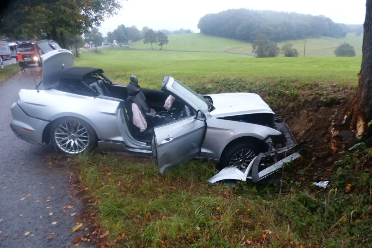 Morsbach - Auto prallt gegen Baum