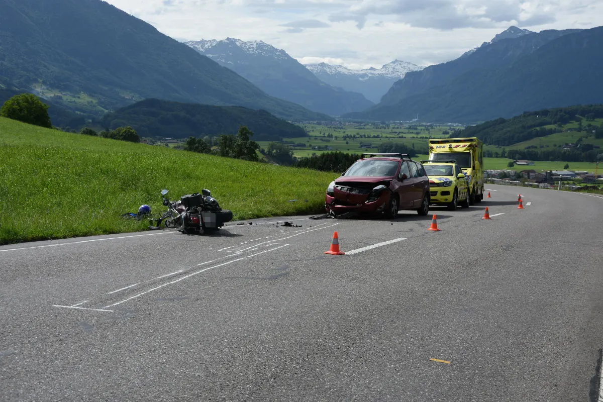 Gommiswald SG - Motorrad prallt frontal in Auto