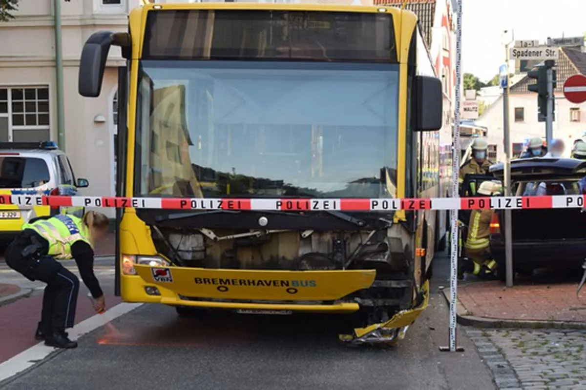 Bremerhaven - PKW nach Crash mit Bus gegen Wand geschleudert