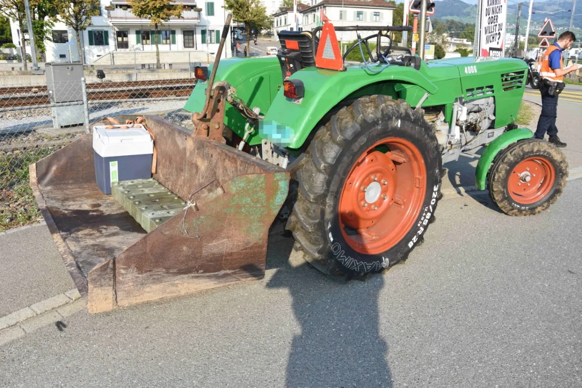 Unfall in Uznach SG  - Traktorfahrer übersieht zwei Motorräder - 20-Jähriger muss ins Spital gebracht werden