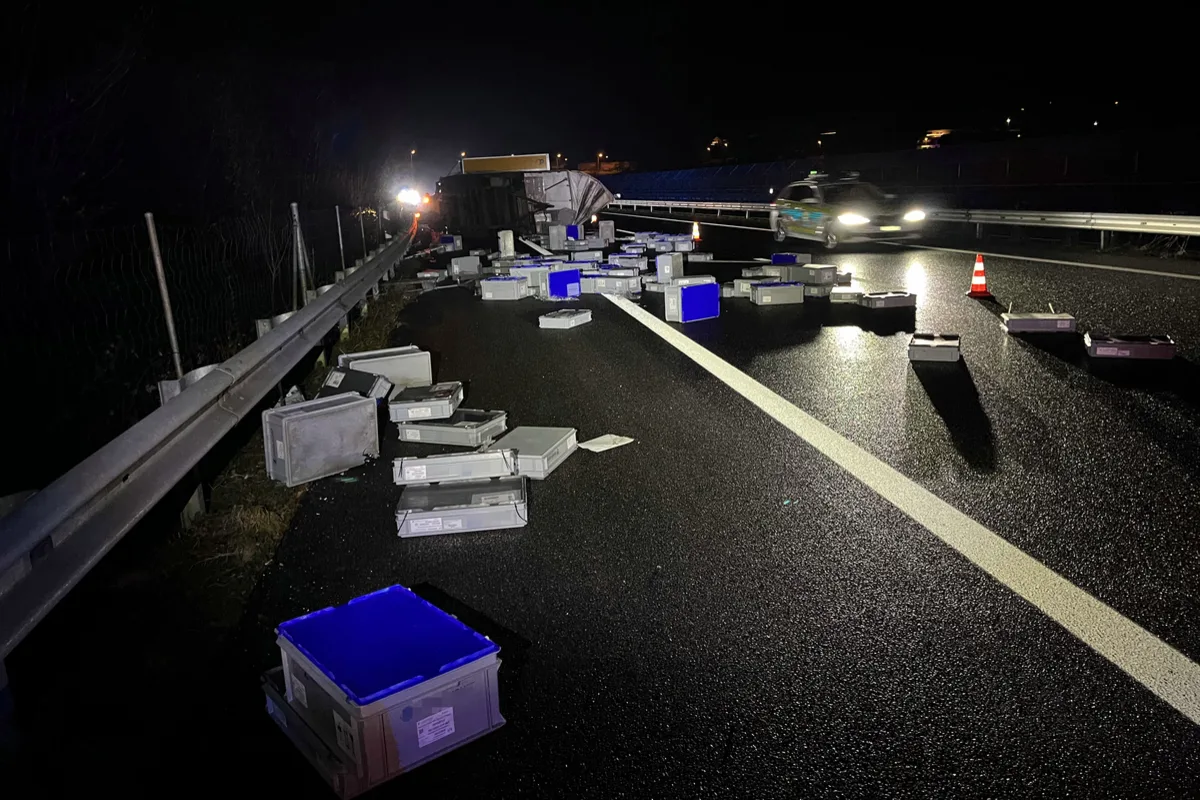 Safenwil/A1 AG – Unfall nach Sekundenschlaf - Ladung auf der Strasse