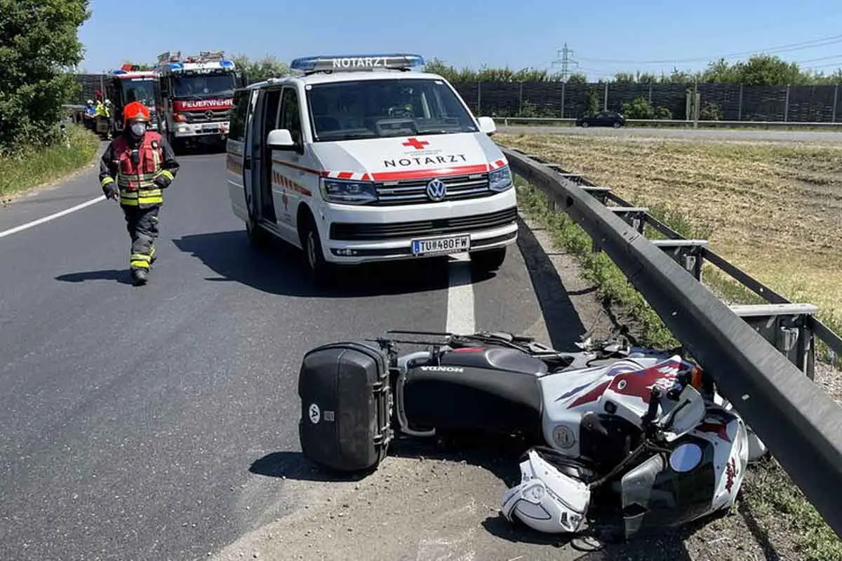 Wiener Neudorf - Biker unter Leitschiene auf der Autobahn gerutscht - tot