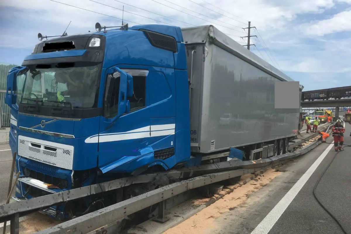 Spreitenbach/A1 AG -  Unfall eines Sattelmotorfahrzeuges 