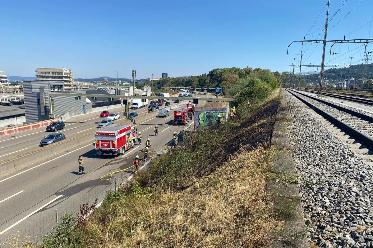 A2 Muttenz BL – Personenwagen bei Brand vollends zerstört – eine Person verletzt