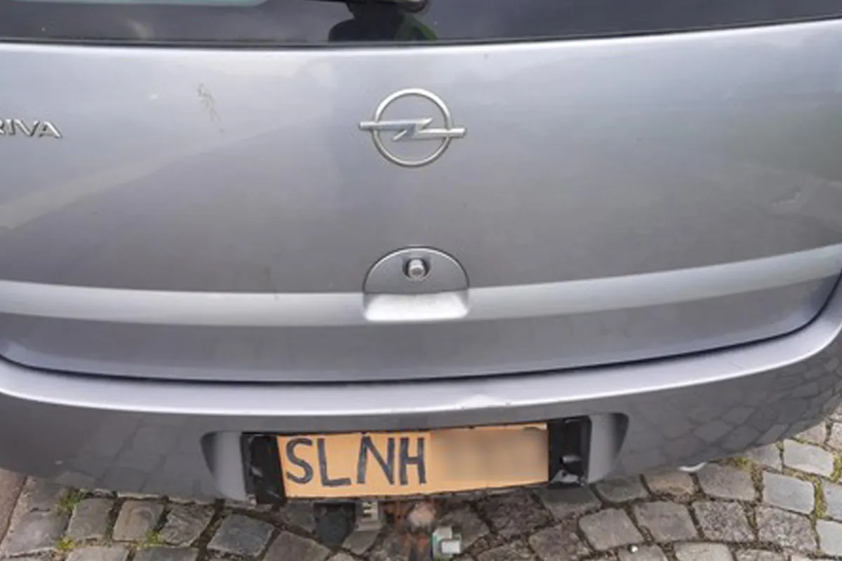 A7 Flensburg SH – Frau fährt mit gemaltem Kennzeichen und ohne Versicherungsschutz