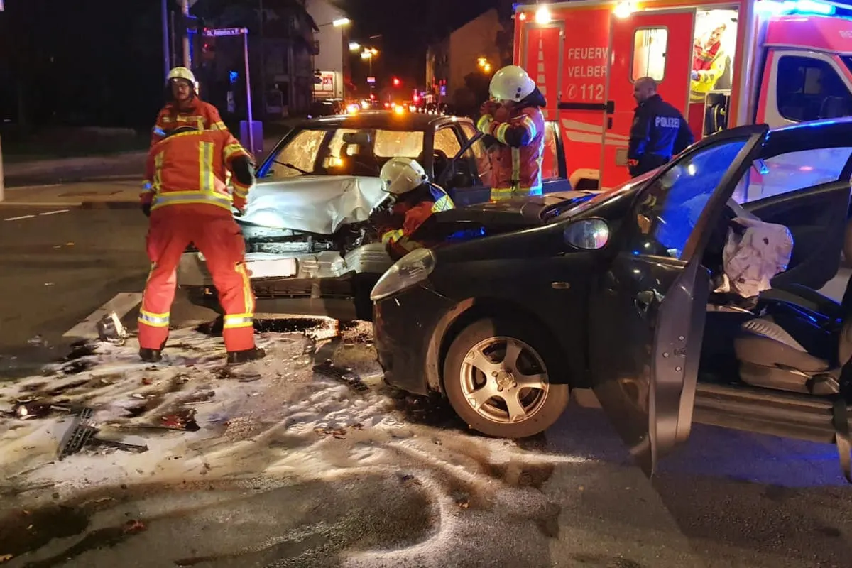 Unfall Velbert -  Vier Verletzte nach Frontalkollision