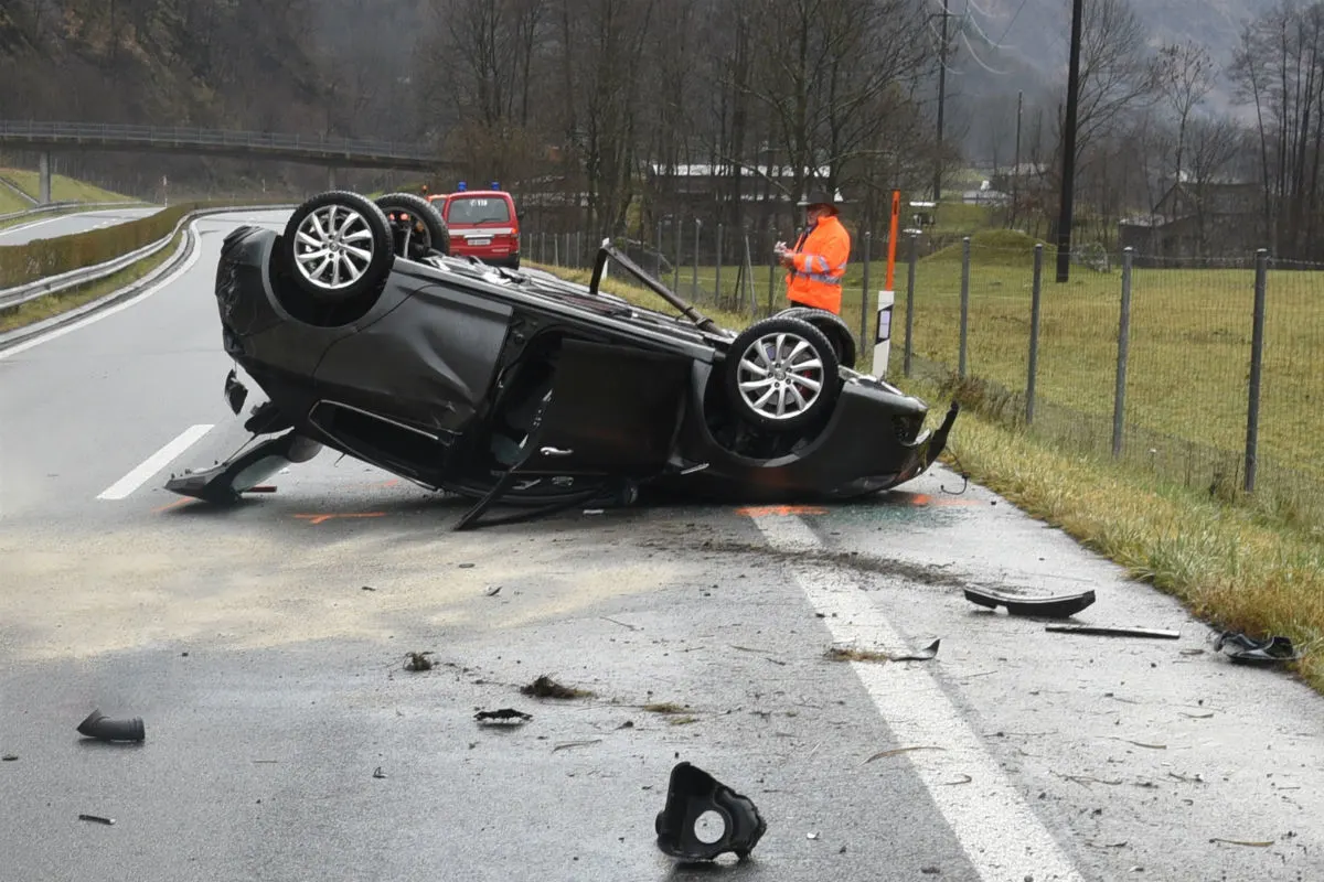 Cama GR - Auto überschlägt sich auf der A13