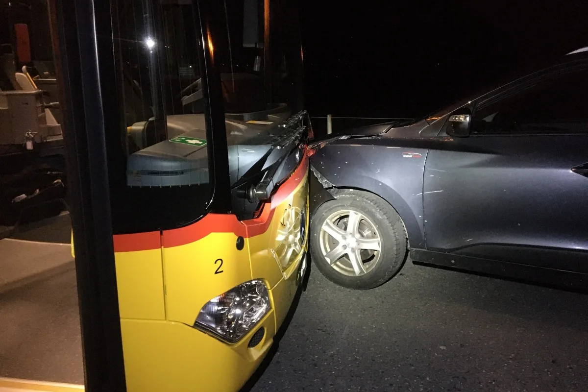 Bilten GL - Buschauffeur gerät auf die Gegenfahrbahn - medizinisches Problem löst Unfall aus