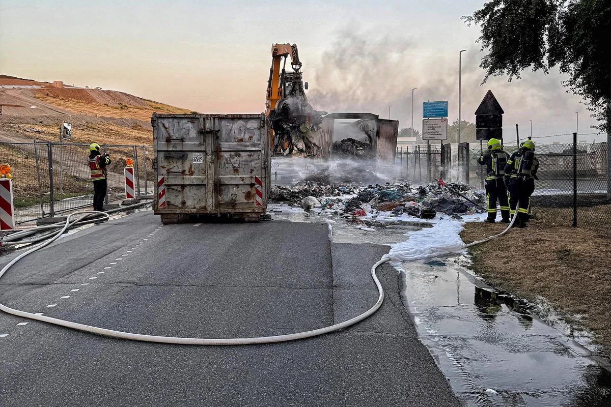 Großer Feuerwehreinsatz in Neuss NW – Sattelzug auf Deponiegelände in Vollbrand