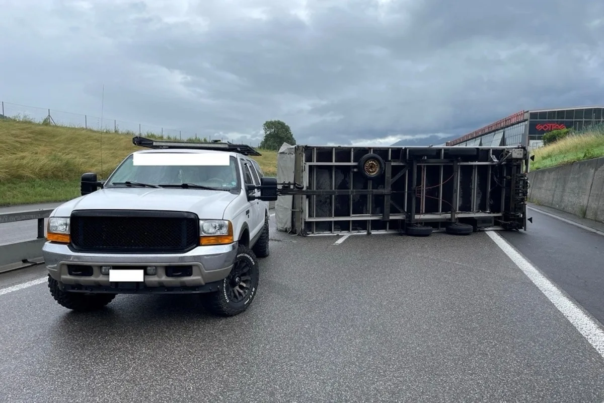 A12 nach Unfall gesperrt