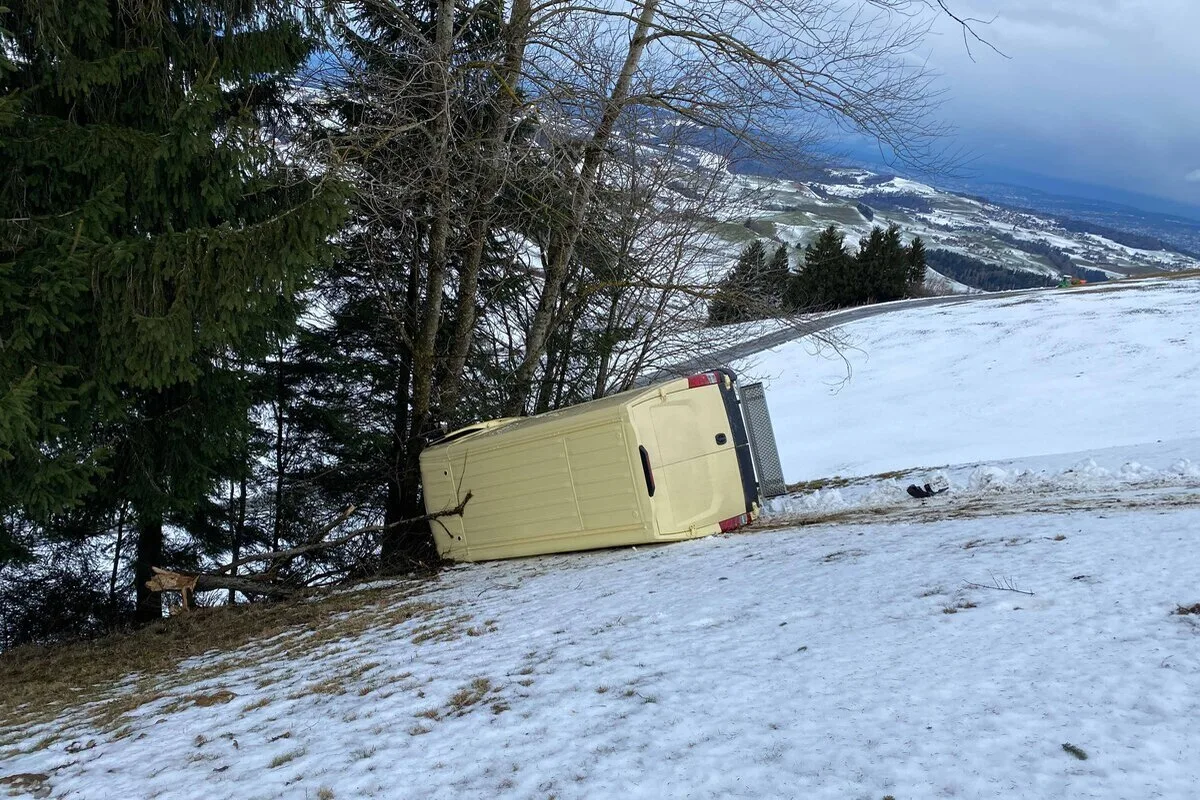 Menzingen ZG – Lieferwagen stürzt bei Unfall Abhang hinunter