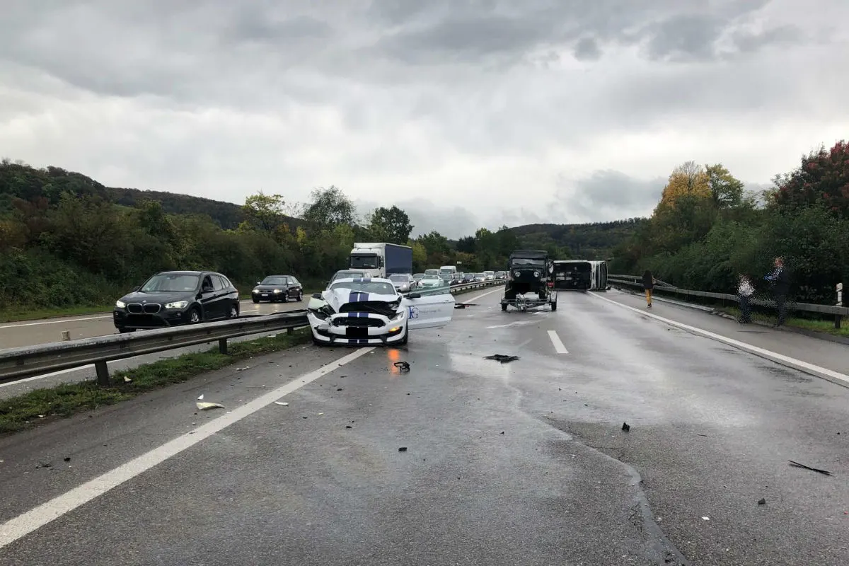 Unfall Arisdorf A2 BL - Spektakulärer Unfall zwischen Personenwagen und Wohnmobil!