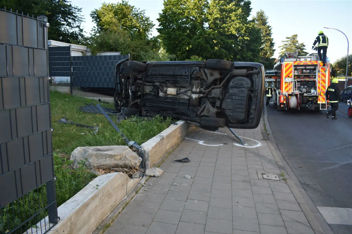 PKW kippt bei Verkehrsunfall auf die Seite