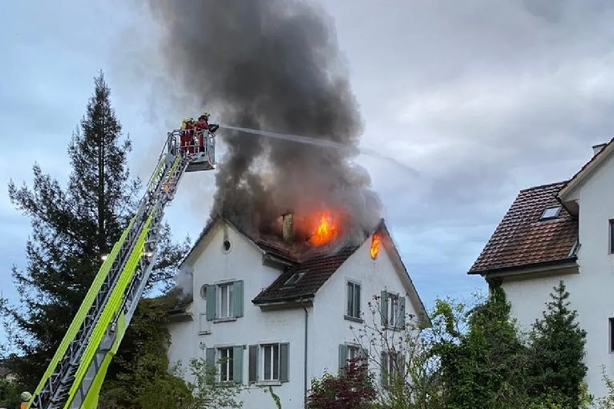 Zürich - Dachstock im Vollbrand - Gebäude nicht mehr bewohnbar