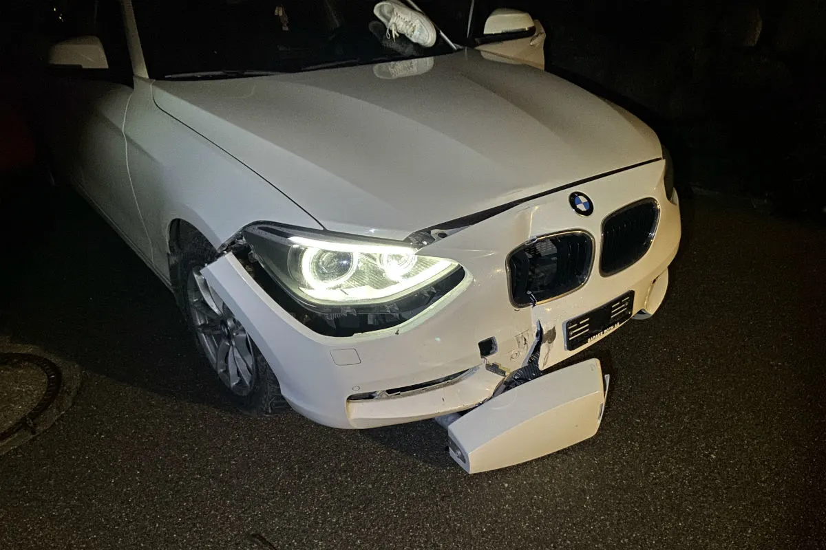 Oberwil-Lieli AG - 20-jähriger BMW-Fahrer baut Selbstunfall - Fahrzeug sichergestellt