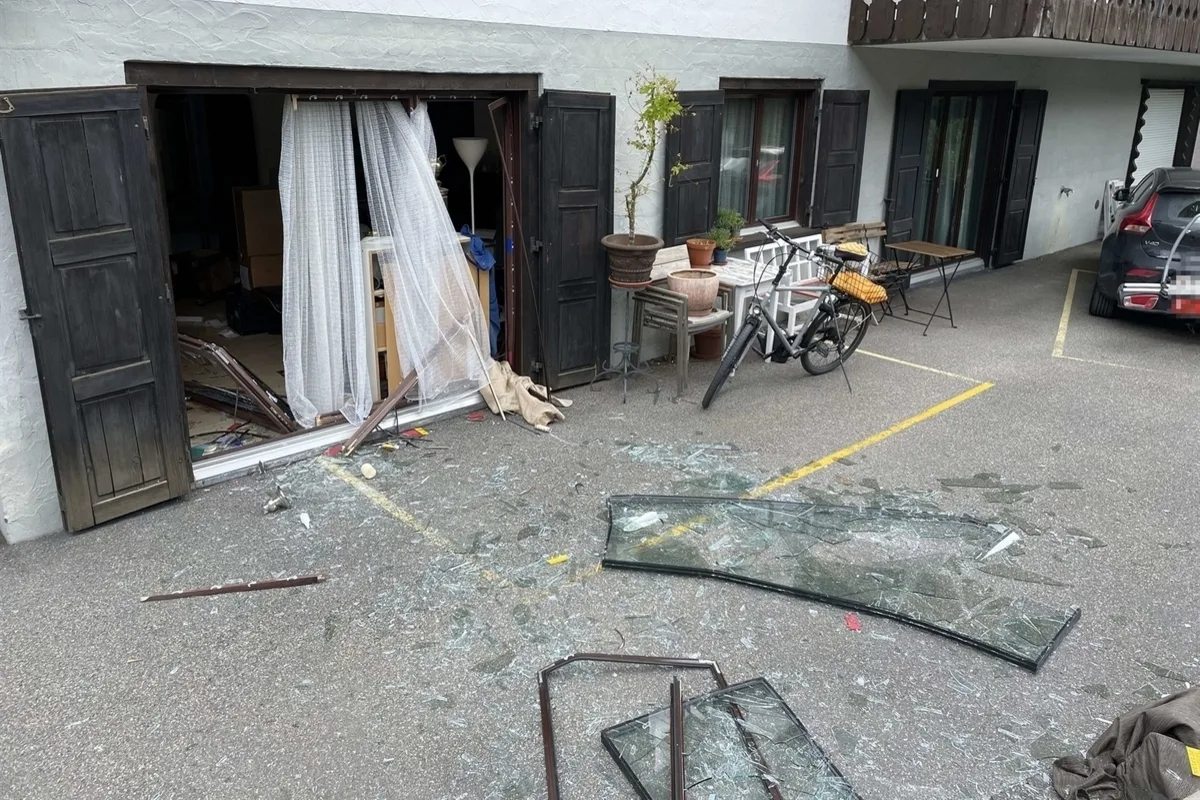 Klosters GR - Explosion schleudert Balkontür hinaus 