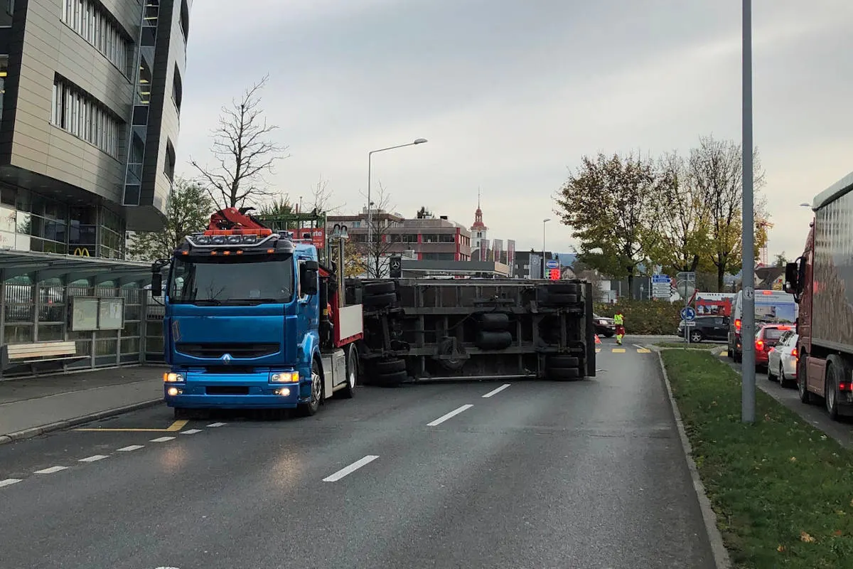Unfall Sursee LU - Anhänger von Lastwagen umgekippt