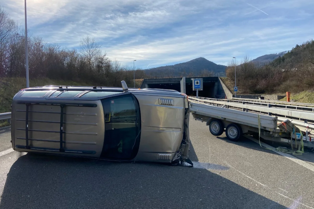 A3/Schinznach-Dorf AG -  Jeep-Cherokee kommt mit Anhänger ins Schleudern und kippt!
