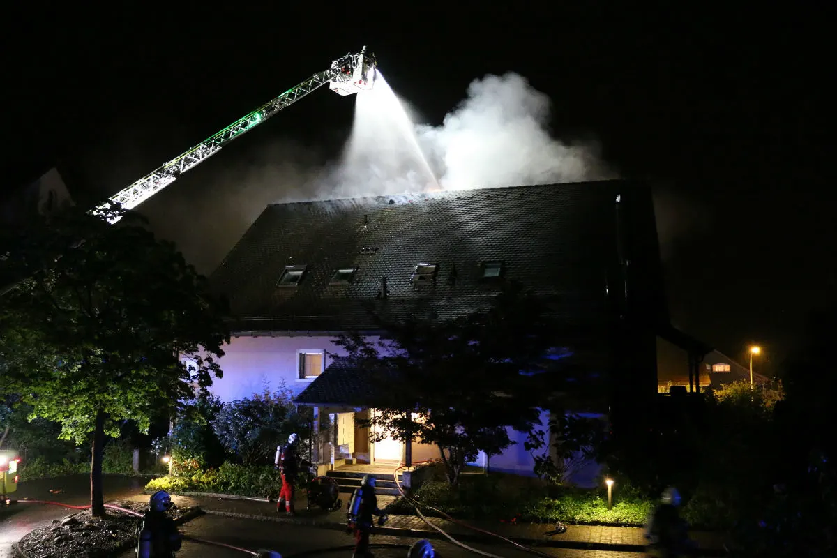 Männedorf ZH - Grosser Sachschaden bei Dachstockbrand